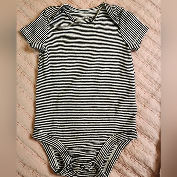 Carter's 3 Peice Set - 6 months, baby girl - Picture 5 of 6